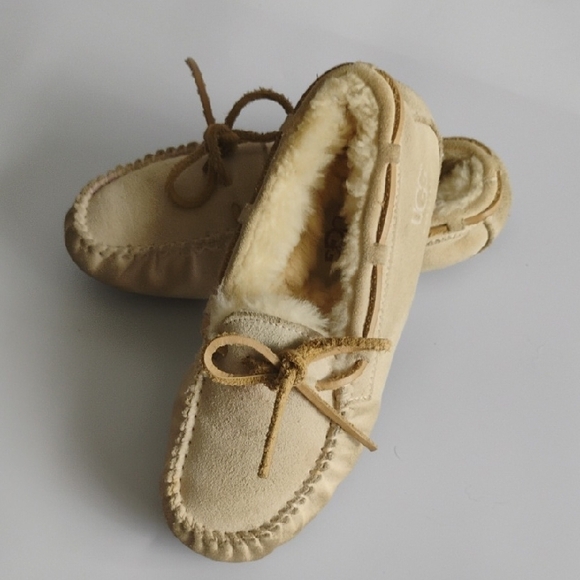 UGG Cream Moccasins with Plush Lining Soft Comfortable Slide Slippers Loafer - Picture 1 of 8